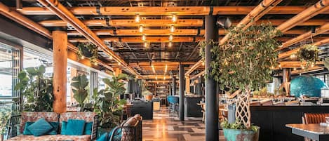 Petit déjeuner et déjeuner servis sur place, spécialités Cuisine turque