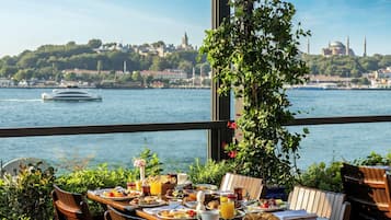 Tägliches Frühstücksbuffet gegen Gebühr