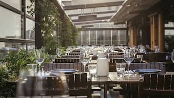 Der serveres morgenmad, frokost, aftensmad og tyrkiske retter