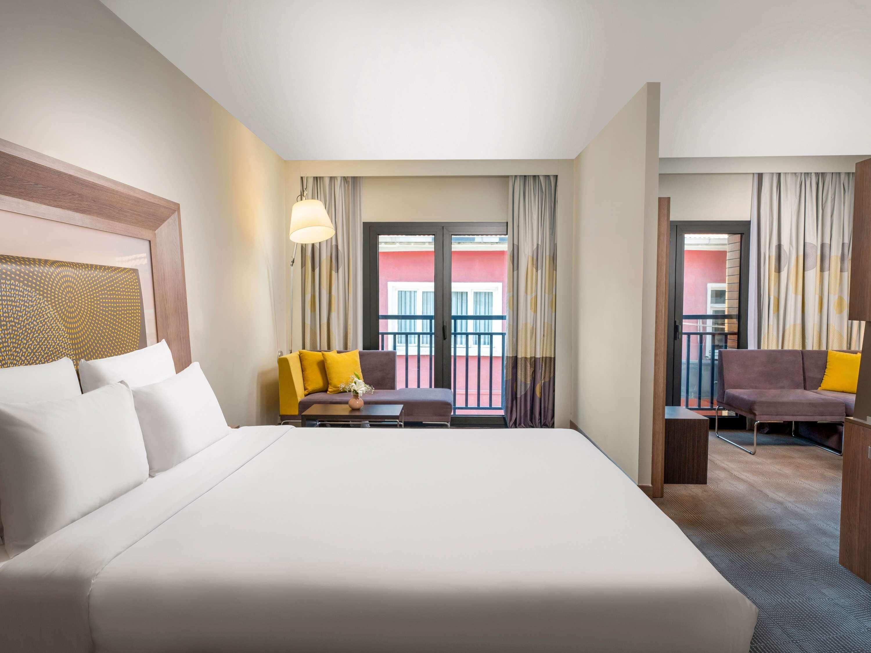 Phòng Suite Junior, 1 giường cỡ queen và sofa giường | Bộ trải giường bằng vải cotton Ai Cập, bộ đồ giường cao cấp 