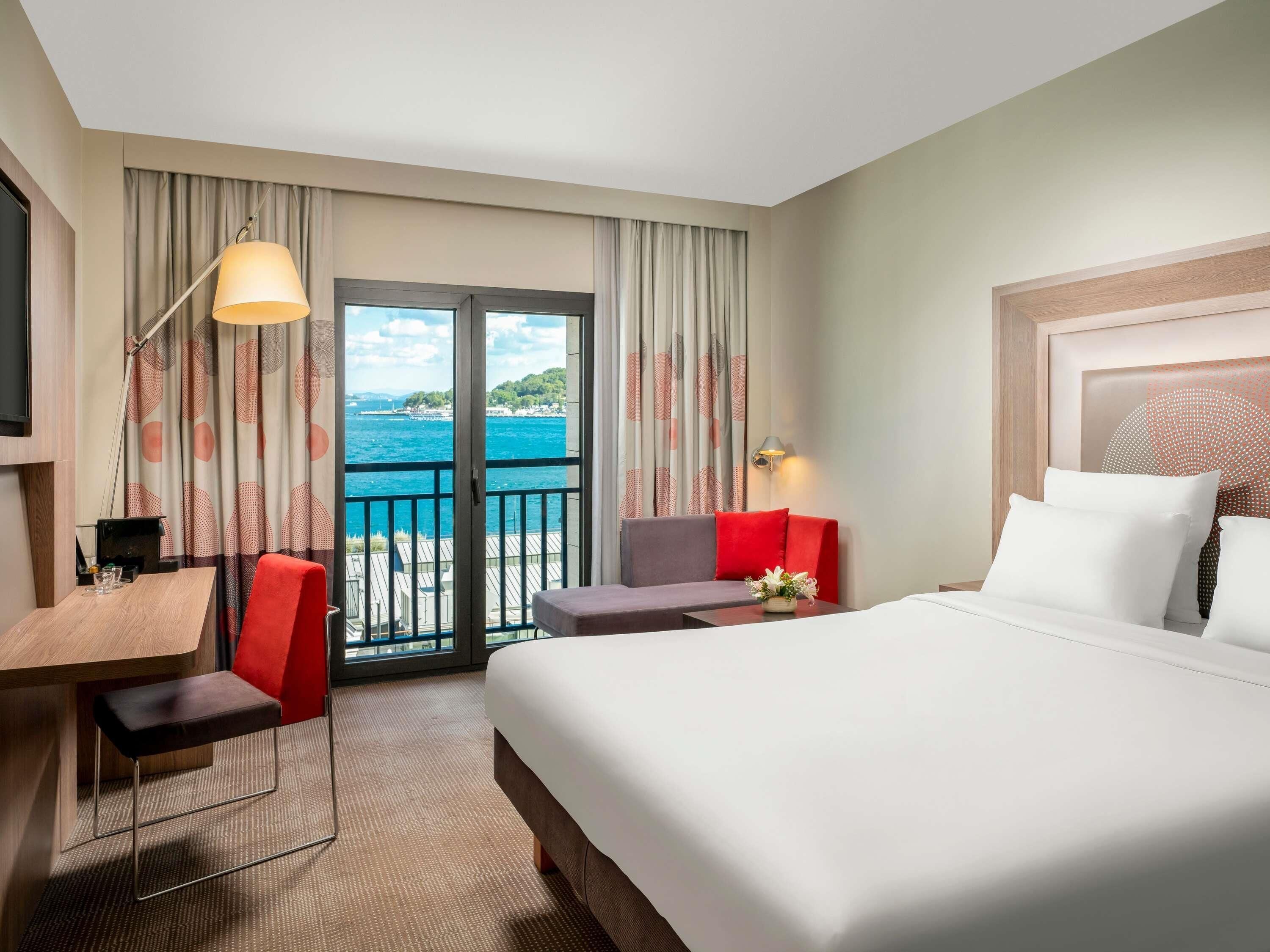 Phòng Executive, 1 giường cỡ queen và sofa giường, phù hợp cho người khuyết tật, quang cảnh biển | Bộ trải giường bằng vải cotton Ai Cập, bộ đồ giường cao cấp 