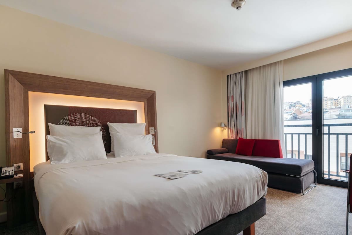 Executive Room, 1 Queen Bed | Egyptian cotton sheets, premium bedding, memory foam beds, minibar