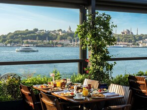 Frokostbuffé hver dag (EUR 28 per person)
