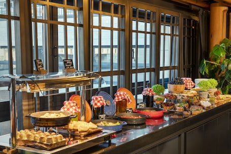 Se sirven desayunos, comidas, cenas y cocina turca