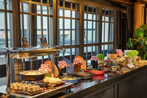 Se sirven desayunos, almuerzos y cenas; cocina turca