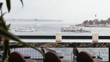 Serveert ontbijt, lunch en diner