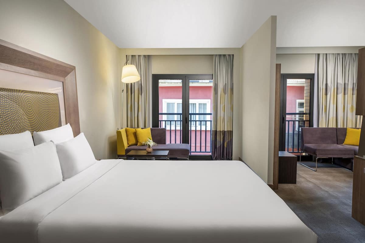 Suite junior, 1 cama de matrimonio con sofá cama | Sábanas de algodón egipcio y ropa de cama de alta calidad