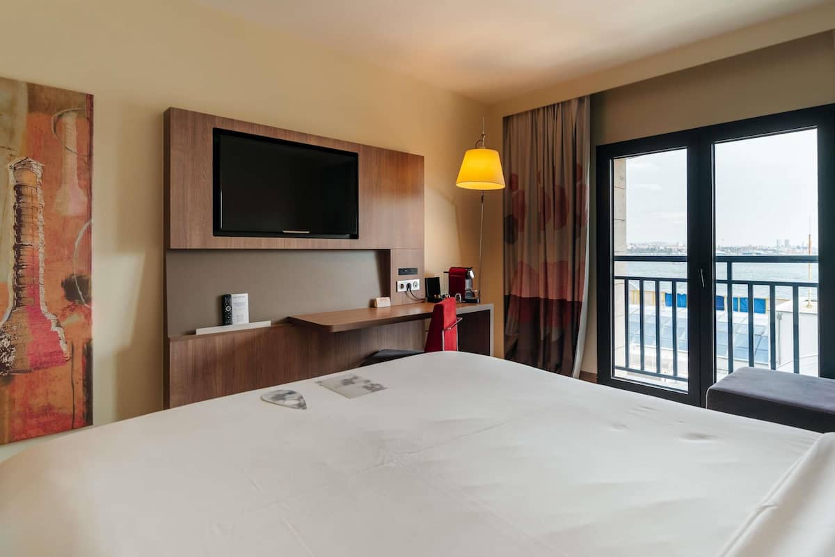 Executive Room, 1 Queen Bed with Sofa bed, Accessible, Sea View | Egyptian cotton sheets, premium bedding, memory foam beds, minibar