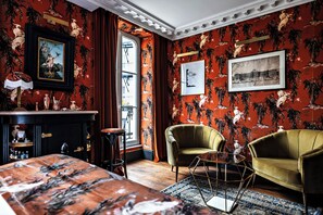 小型套房 (4) | 高档床上用品、迷你吧、客房内保险箱、特色装修