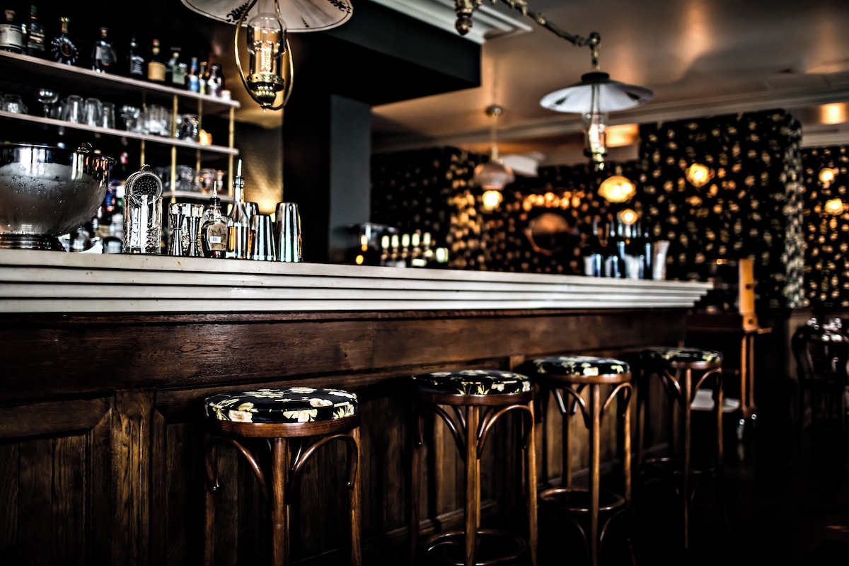 Bar & cocktail lounge