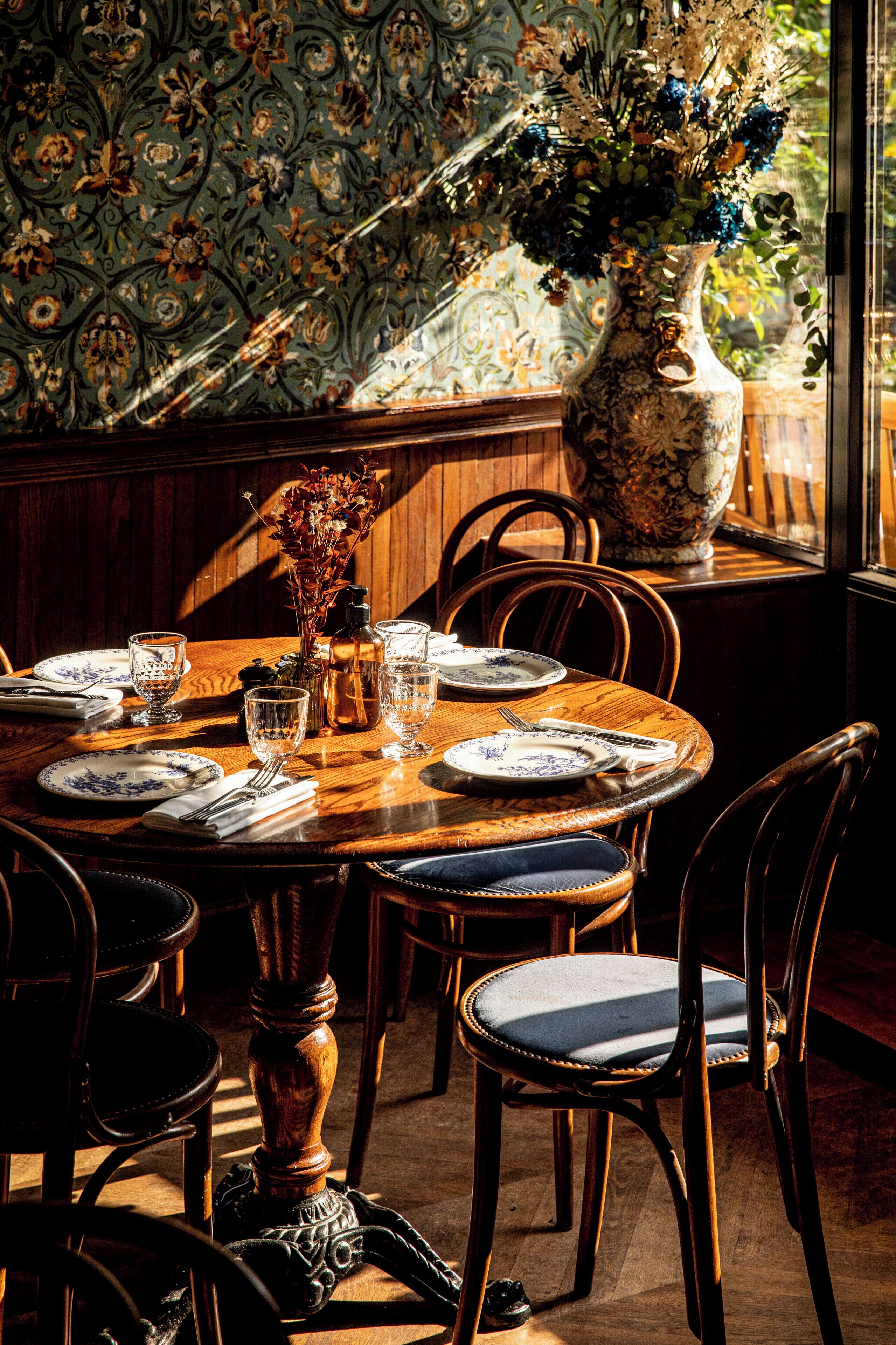 lunch and dinner served, french cuisine