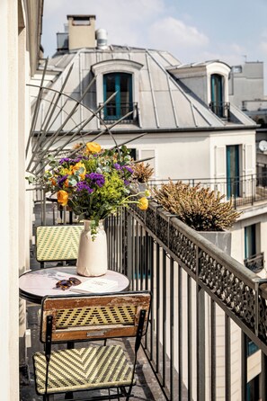 高级房, 阳台 (3.2, Junior) | 高档床上用品、迷你吧、客房内保险箱、特色 装修