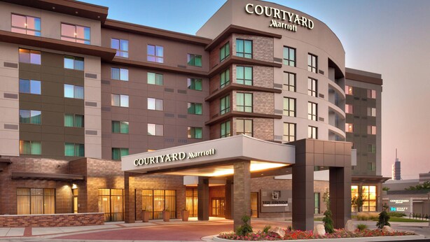 A Courtyard Marriott hotel with a modern design, featuring multiple floors and a prominent entrance with a covered area. - Courtyard Salt Lake City Downtown (Salt Lake City)