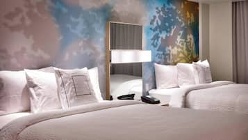 Bäddmadrasser, skrivbord, strykjärn/strykbräda och gratis barnsängar