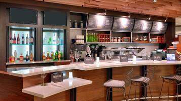 Petit déjeuner et dîner servis sur place, spécialités Cuisine américaine