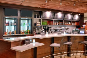 Petit déjeuner et dßner servis sur place, spécialités Cuisine américaine