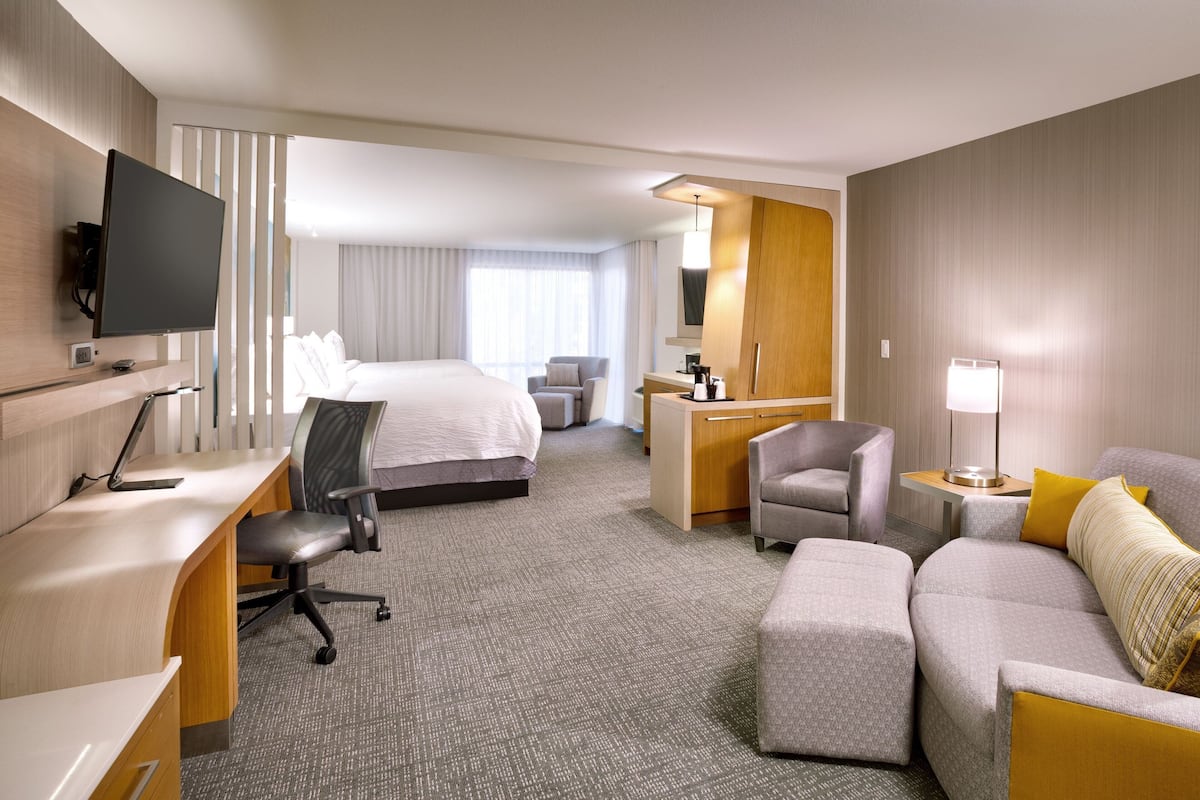 Surmatelas, bureau, fer et planche à repasser, lits bébé (gratuits)