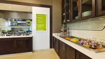 Dagelijks à-la-carte-ontbijt (USD 14.00 per persoon)