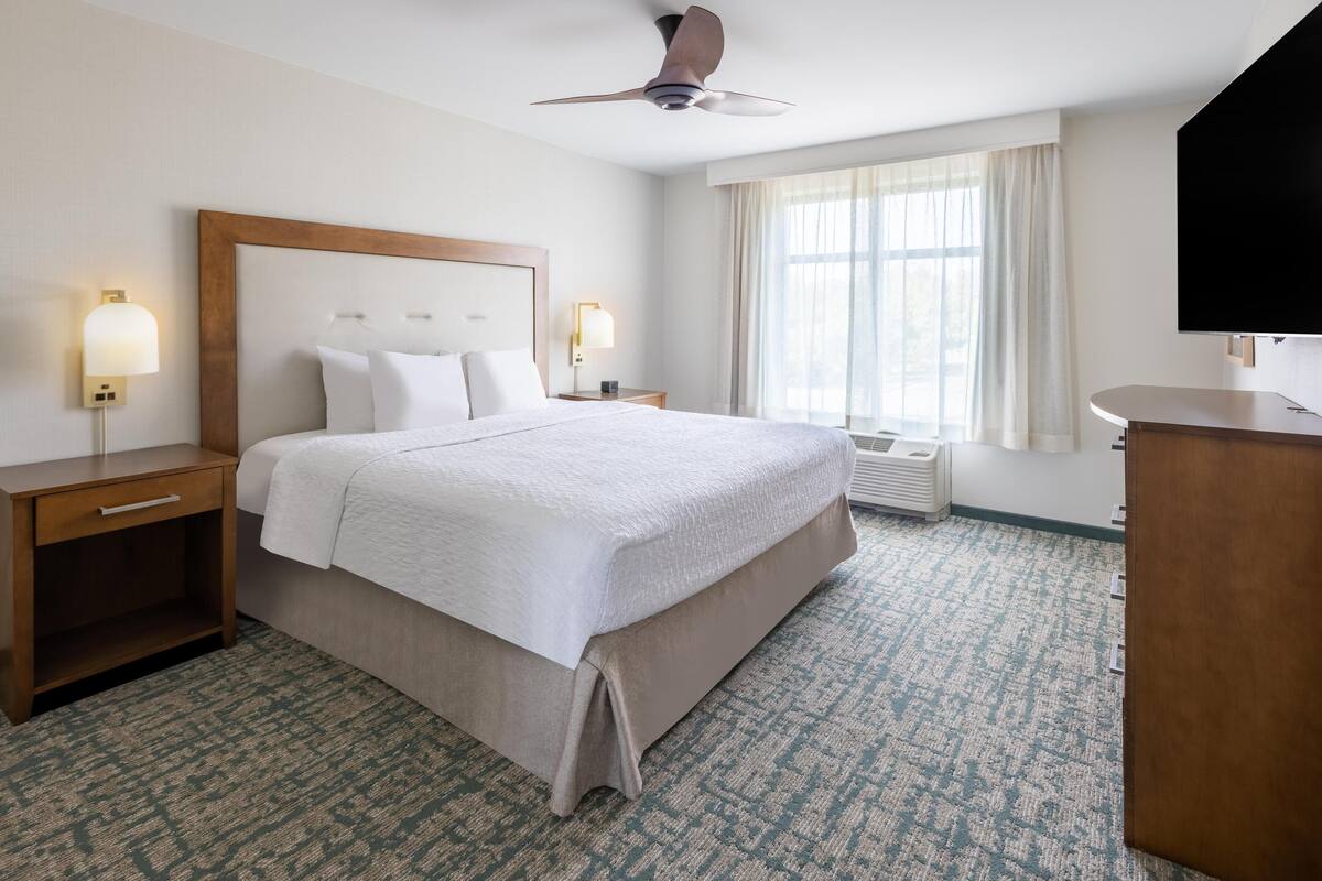 Suite, 1 cama King size, con acceso para personas discapacitadas, para no fumadores | Caja de seguridad en la habitación, escritorio y insonorización 