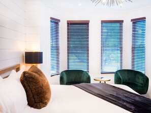 Deluxe kamer | Woonruimte | Een flatscreentelevisie en een iPod-dock