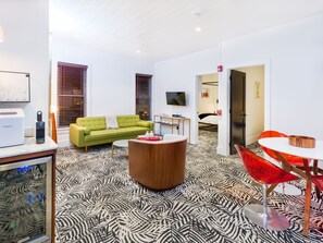 Lägenhet Deluxe - 2 sovrum - privat badrum | Vardagsrum | Platt-tv och en iPod-dockningsstation