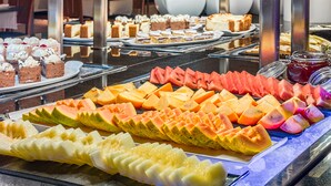 En buffé med olika sorters frukt och desserter.
