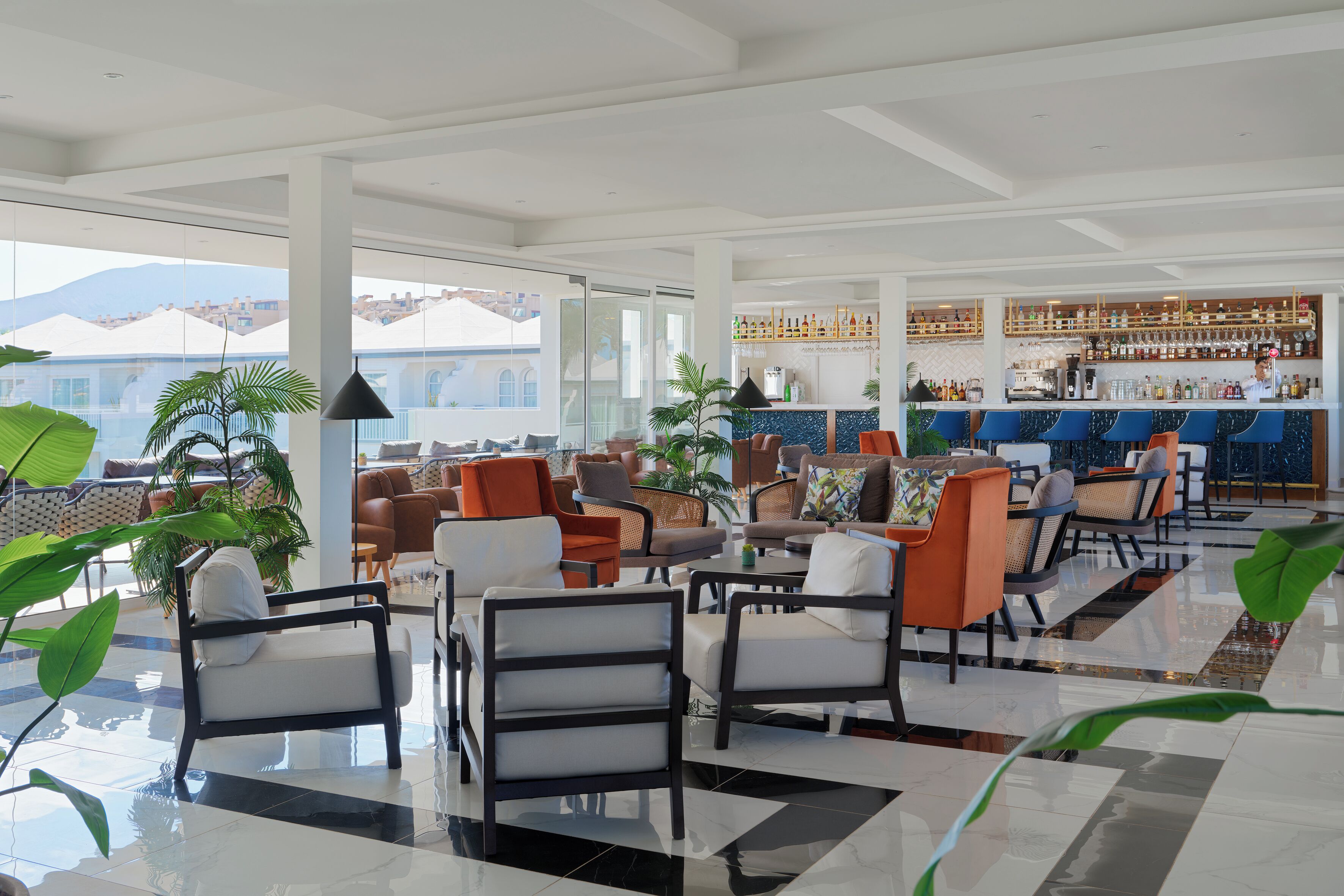 Un espace intérieur spacieux, aménagé avec des coins salon et un bar.