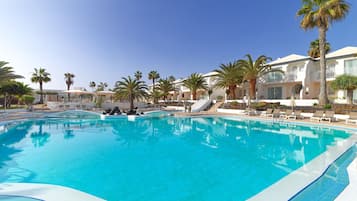 2 piscines extérieures, parasols de plage, chaises longues