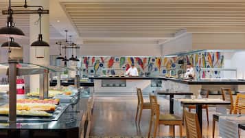 Esmorzar diari d'estil bufet gratuït