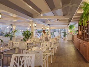 3 restaurants, dinner served, Italian cuisine - H10 Ocean Suites (La Oliva)