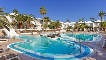 2 piscines a l'aire lliure (horari: 10:00-18:00), para-sols i gandules