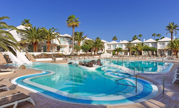 2 piscines extérieures, parasols de plage, chaises longues