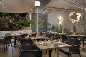 Food court - H10 Ocean Suites (La Oliva)
