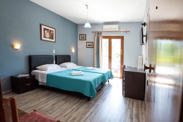 ملاءات من القطن المصري وأغطية فراش متميزة وميني بار