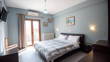 Egyptian cotton sheets, premium bedding, minibar, individually decorated