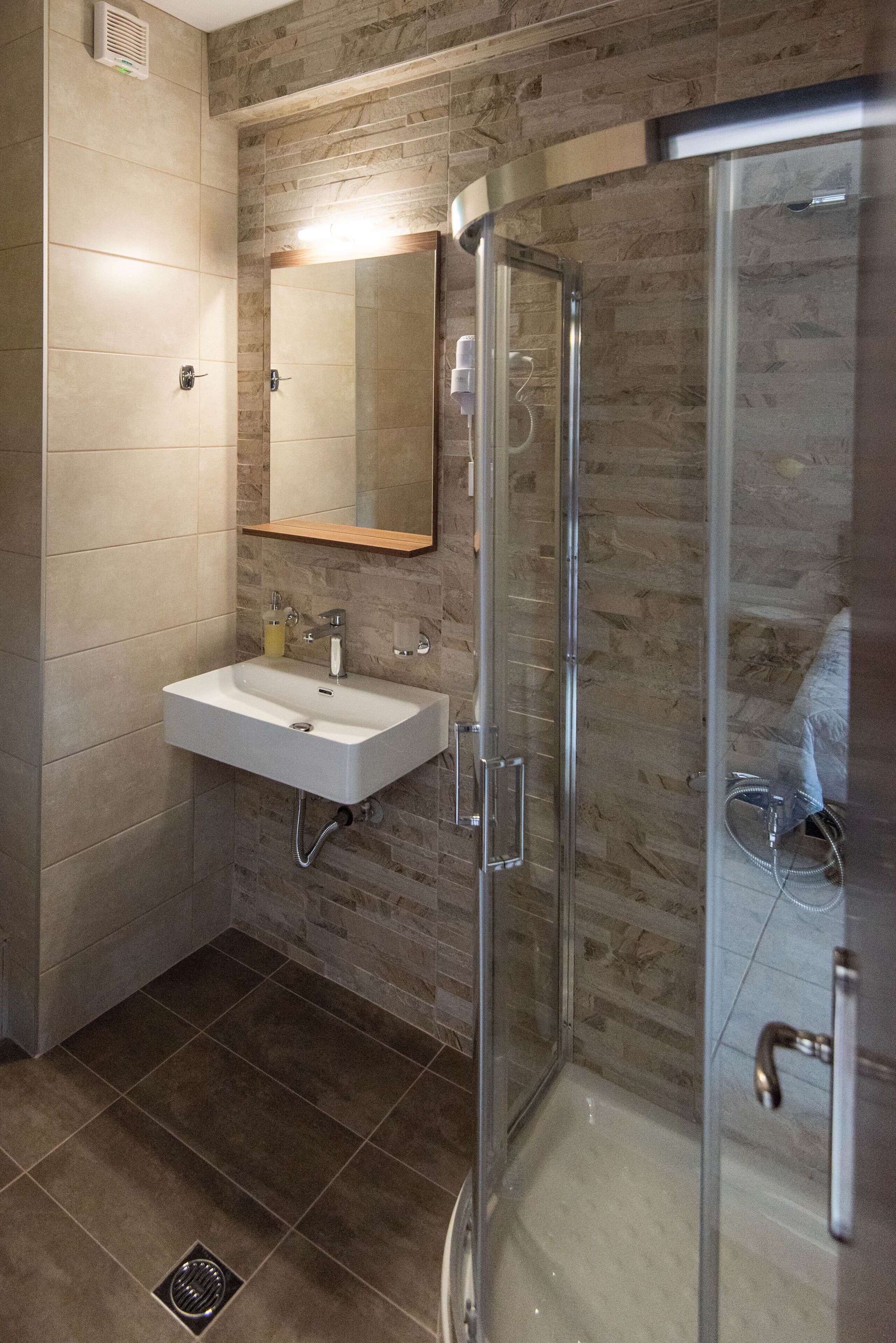 shower, free toiletries, hair dryer, towels