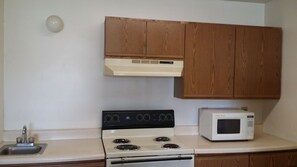 Full-size fridge, microwave, stovetop, cookware/dishes/utensils - Imperial Motel (Bellevue)