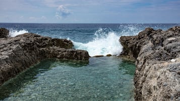 2 kolam renang outdoor, dengan payung kolam renang dan kursi berjemur
