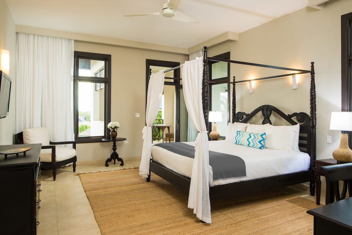 One Bedroom Suite | 1 slaapkamer, luxe beddengoed, een kluis op de kamer, een bureau