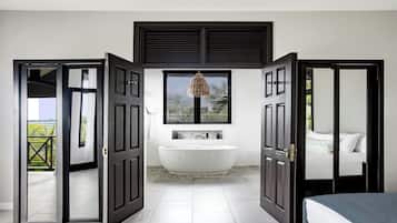 Villa, 1 habitación, vista al océano | Baño | Amenidades de baño gratuitas, secadora de cabello, batas, pantuflas