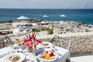 Déjeuner et dîner servis sur place, spécialités Cuisine internationale