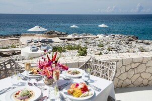 Se sirven almuerzos y cenas, cocina internacional