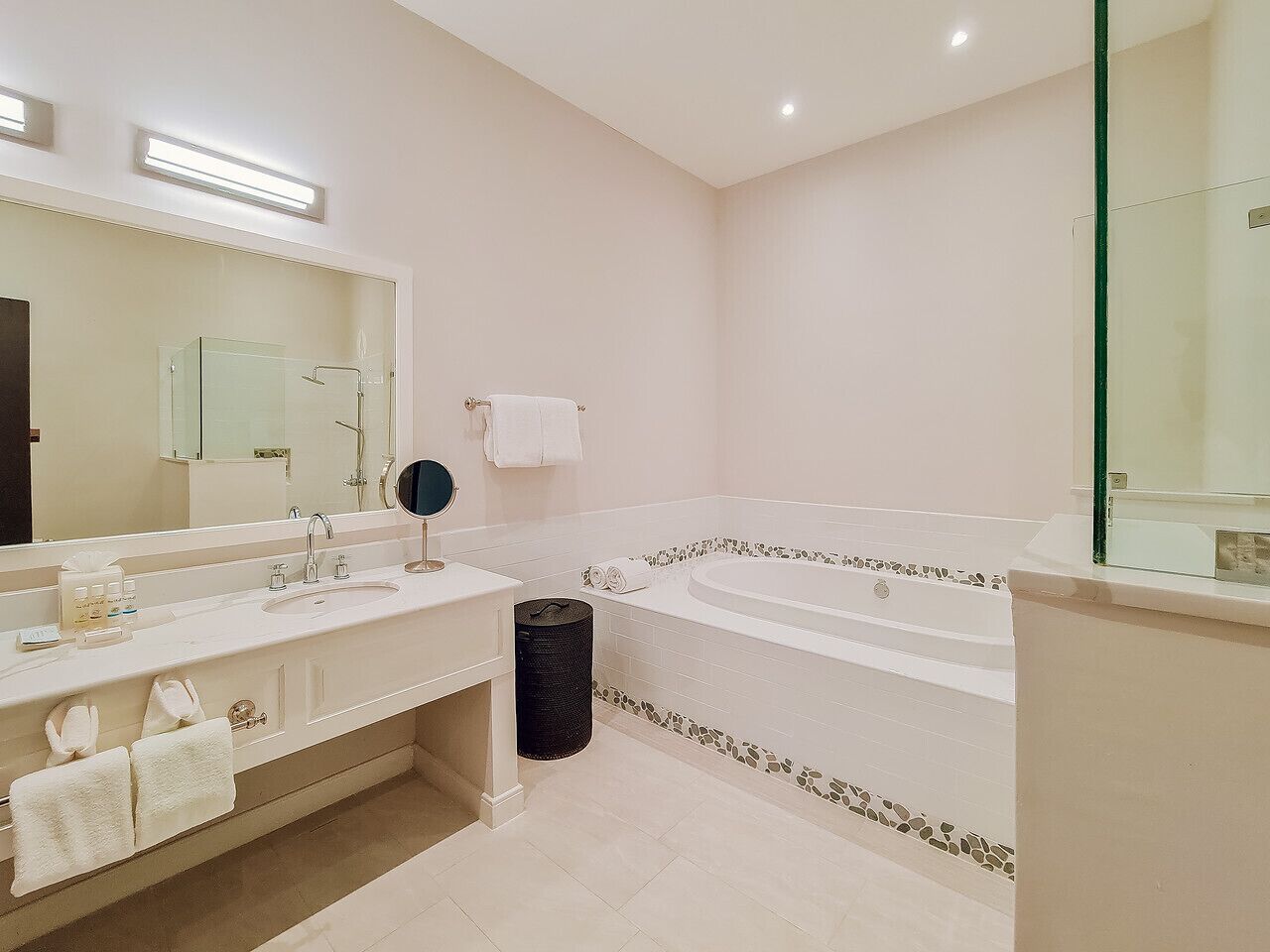 Amenidades de baño gratuitas, secadora de cabello, batas, pantuflas 