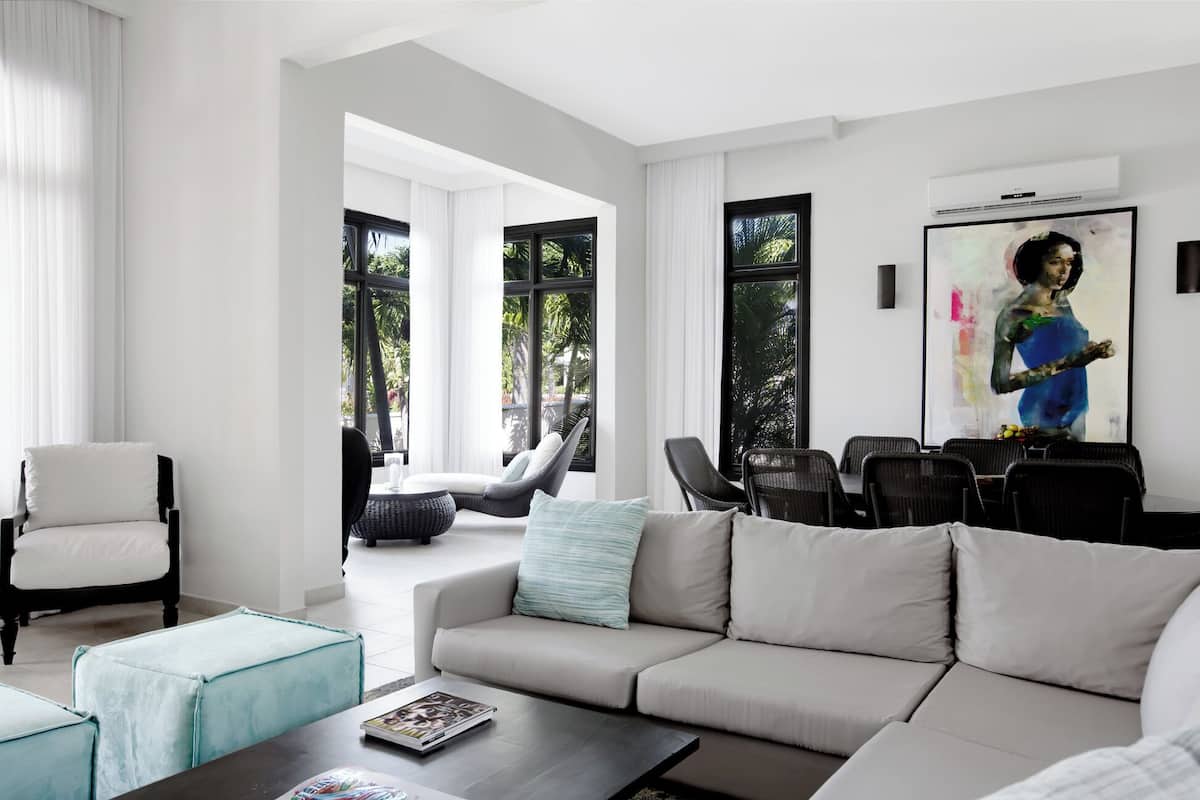 Villa Four | Woonruimte | Een flatscreentelevisie