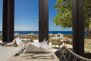 Makan tengah hari dan makan malam dihidangkan, masakan antarabangsa 