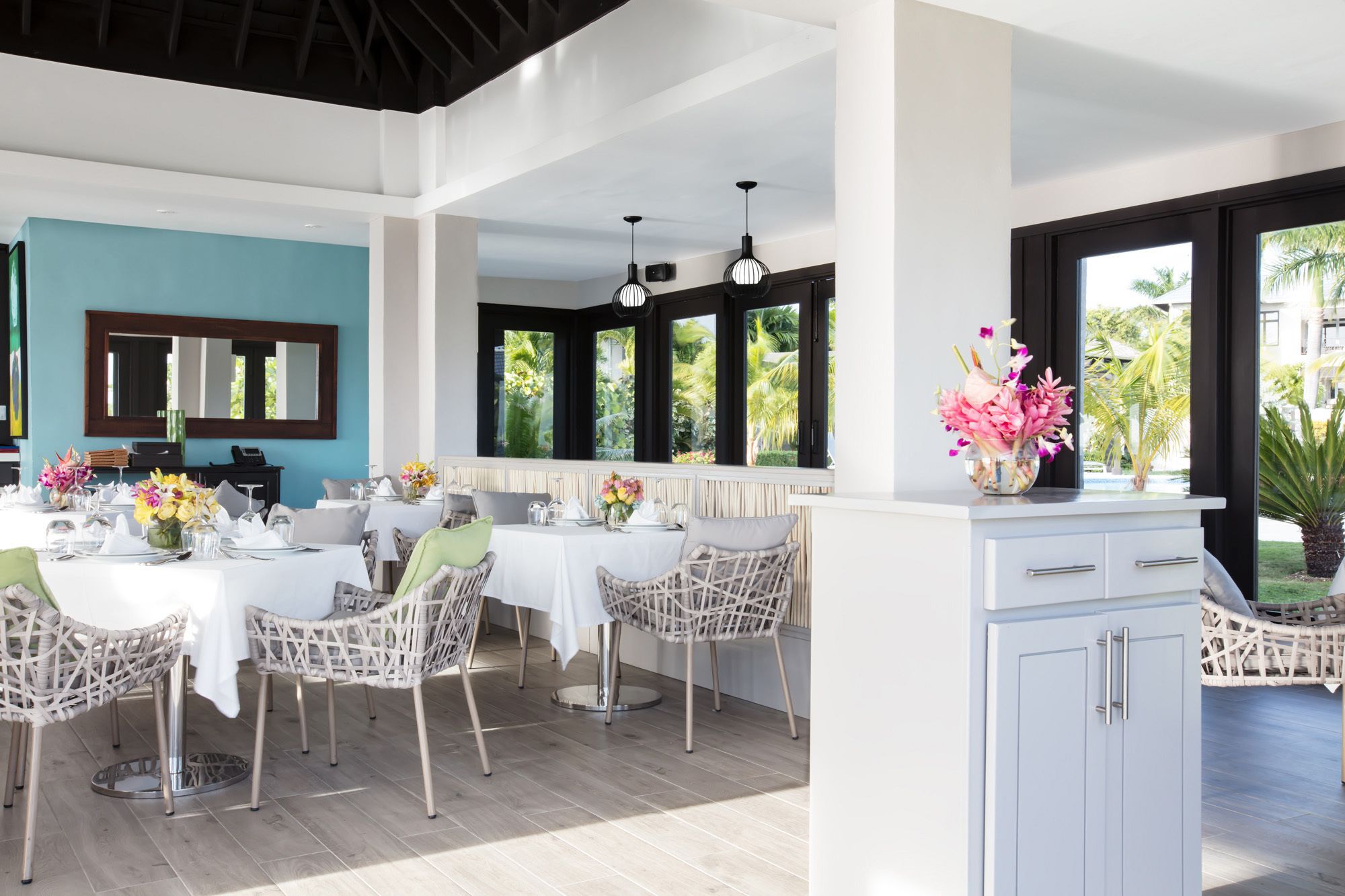 lunch and dinner served, international cuisine