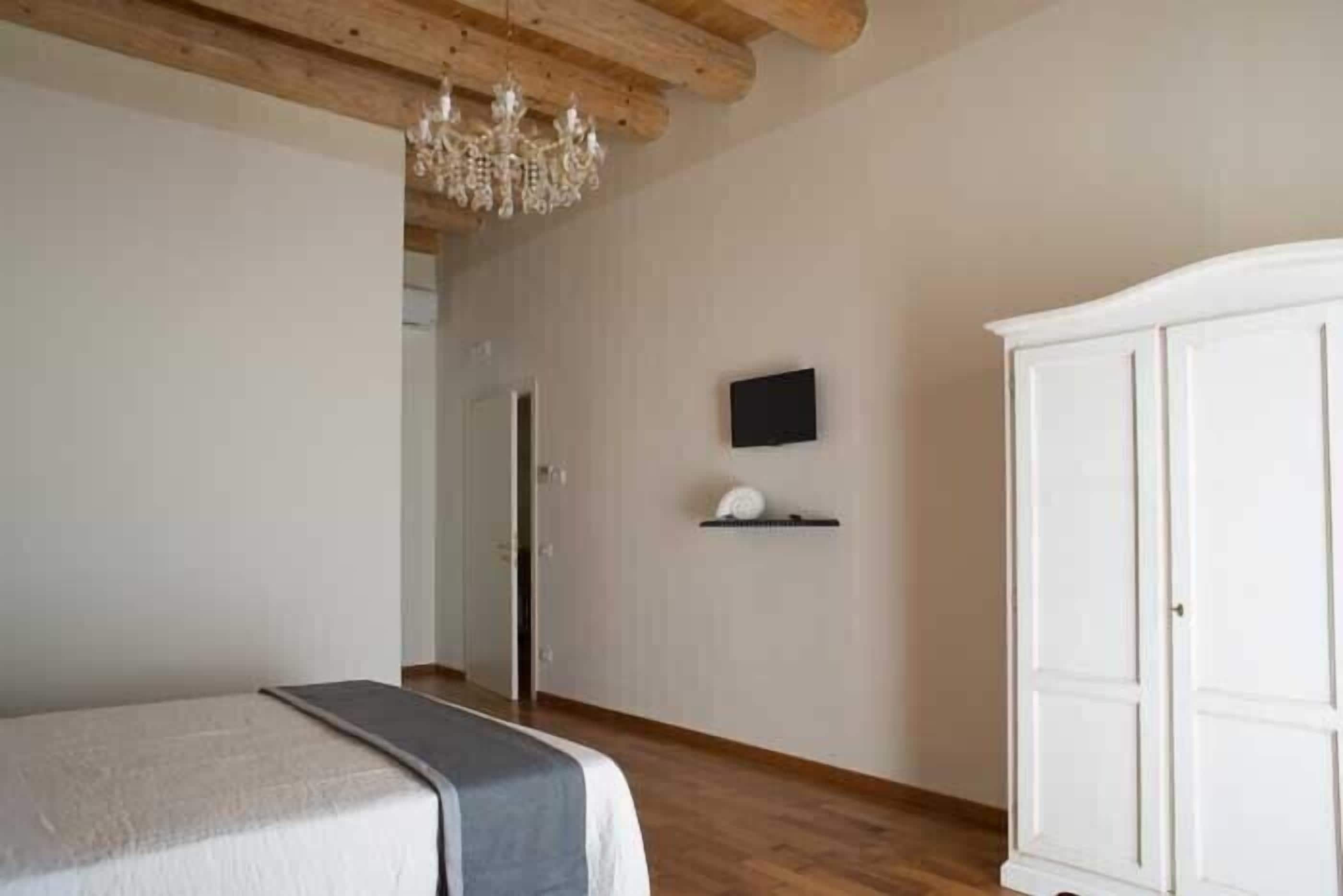 Cots/infant beds, free WiFi, bed sheets