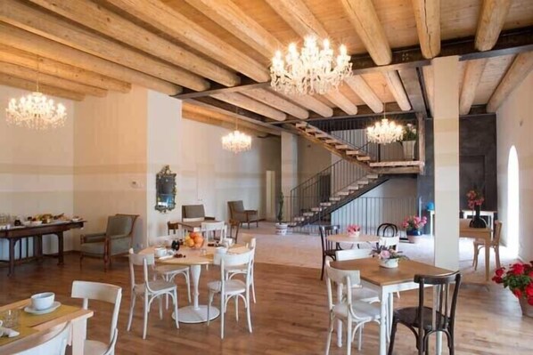 Petit déjeuner buffet servi tous les jours en supplément