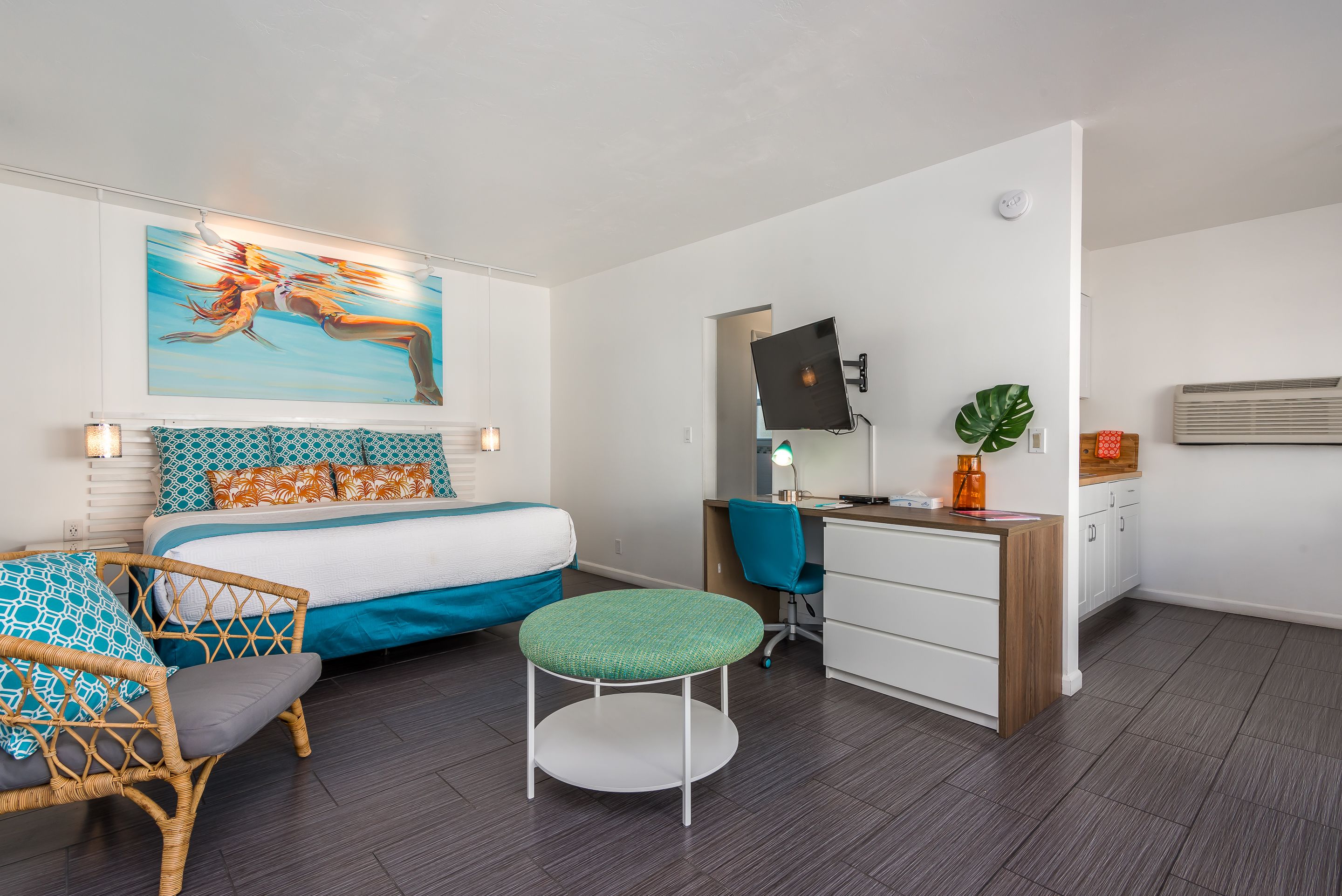 studio, 1 king bed, kitchenette | iron/ironing board, free wifi, bed sheets