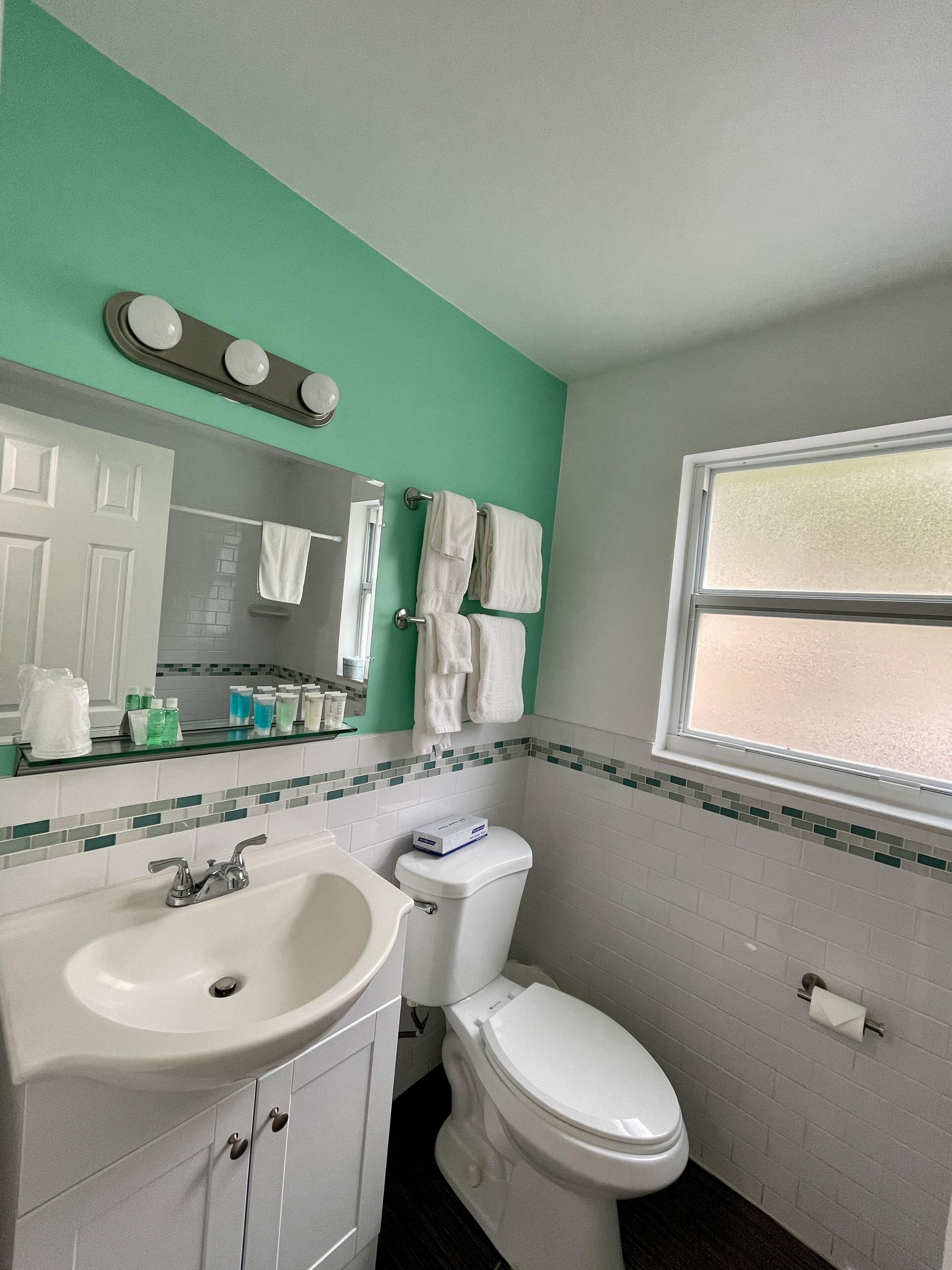 double king kitchenette | bathroom | shower, hydromassage showerhead, free toiletries, hair dryer